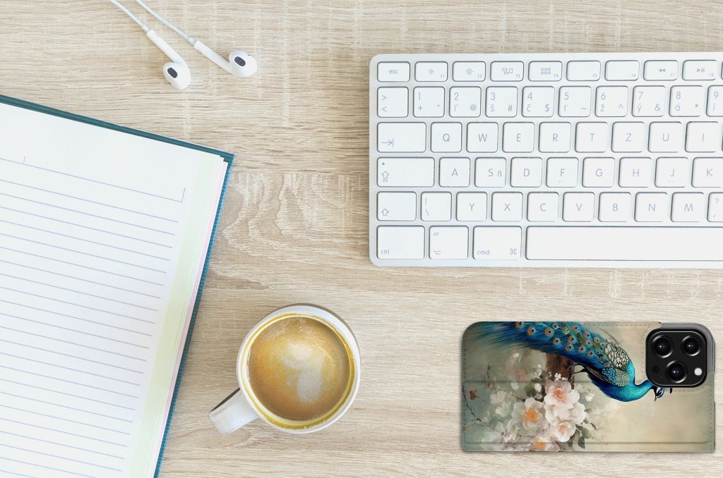 Hoesje maken voor iPhone 13 Pro Max Vintage Pauwen met kleurrijke pauwenveer en bloemen op een bureau.