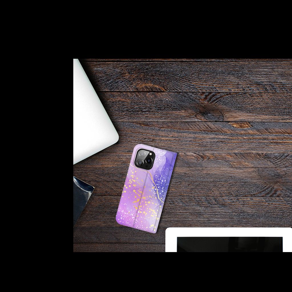 Hoesje maken voor iPhone 13 mini Watercolor Paars op een houten bureau, modern en kleurrijk.
