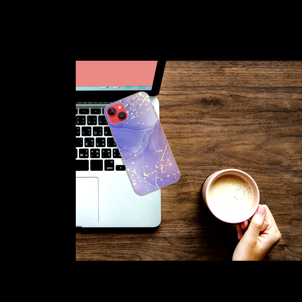 Hoesje maken voor iPhone 14 Plus Watercolor Paars met gouden accenten, naast een laptop en een kop koffie.