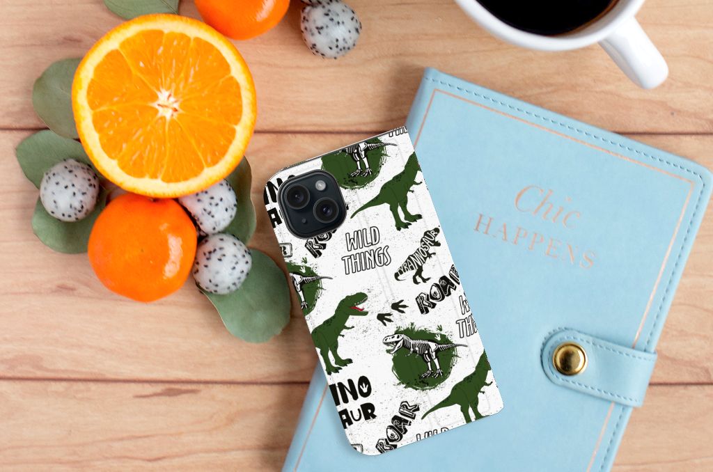 Hoesje maken voor iPhone 15 Dinosaurus met dino-print en teksten op een houten tafel met fruit.