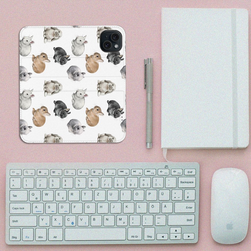 Hoesje maken voor iPhone 15 Konijntjes met schattige konijnenpatroon op een bureau met toetsenbord en muis.