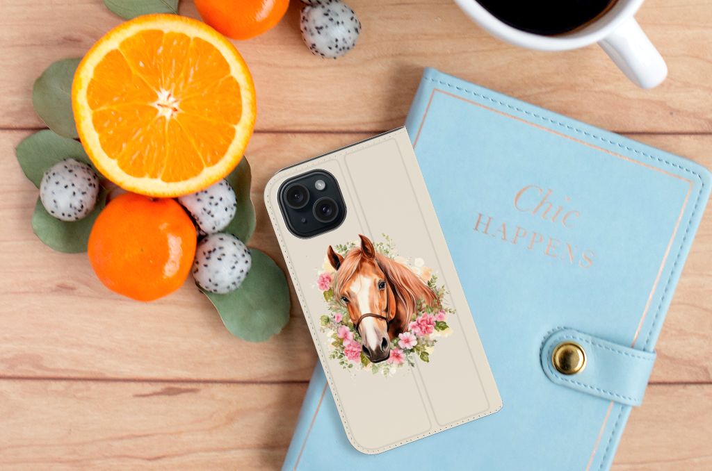Hoesje maken voor iPhone 15 Paard met bloemen en achtergrondecoraties van fruit.
