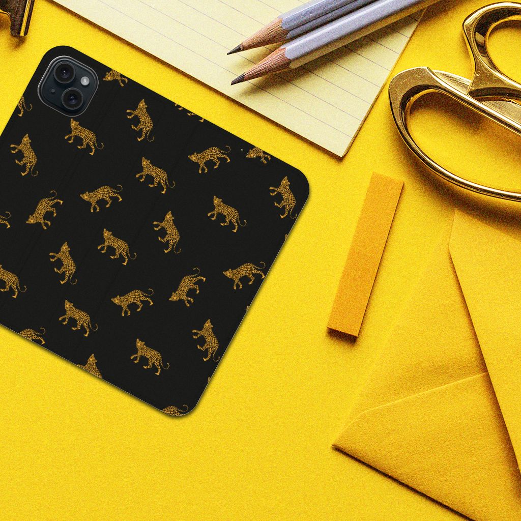 Hoesje maken voor iPhone 15 Plus Leopards met luipaardenprint op een zwarte achtergrond.