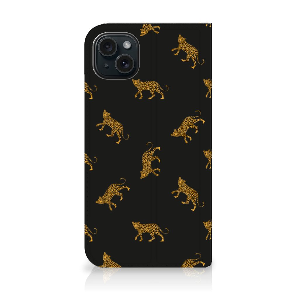 Hoesje maken voor iPhone 15 Plus Leopards met trendy luipaardenprint 🐆 op een zwarte achtergrond.