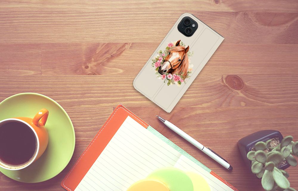 Hoesje maken voor iPhone 15 Plus Paard met een mooi paard en bloemen design op een houten tafel.