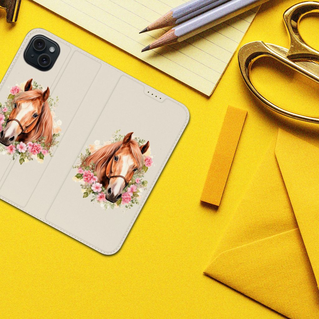 Hoesje maken voor iPhone 15 Plus Paard met bloemen, populair ontwerp voor dierenliefhebbers 🐴.