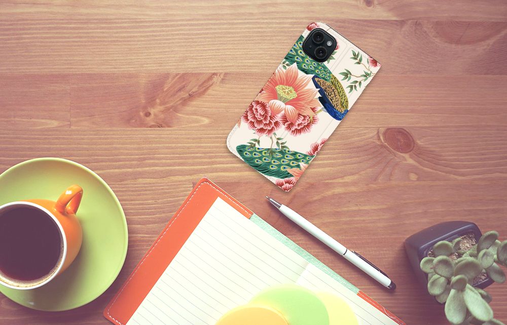 Hoesje maken voor iPhone 15 Plus Pink Peacock met kleurrijk ontwerp op houten tafel