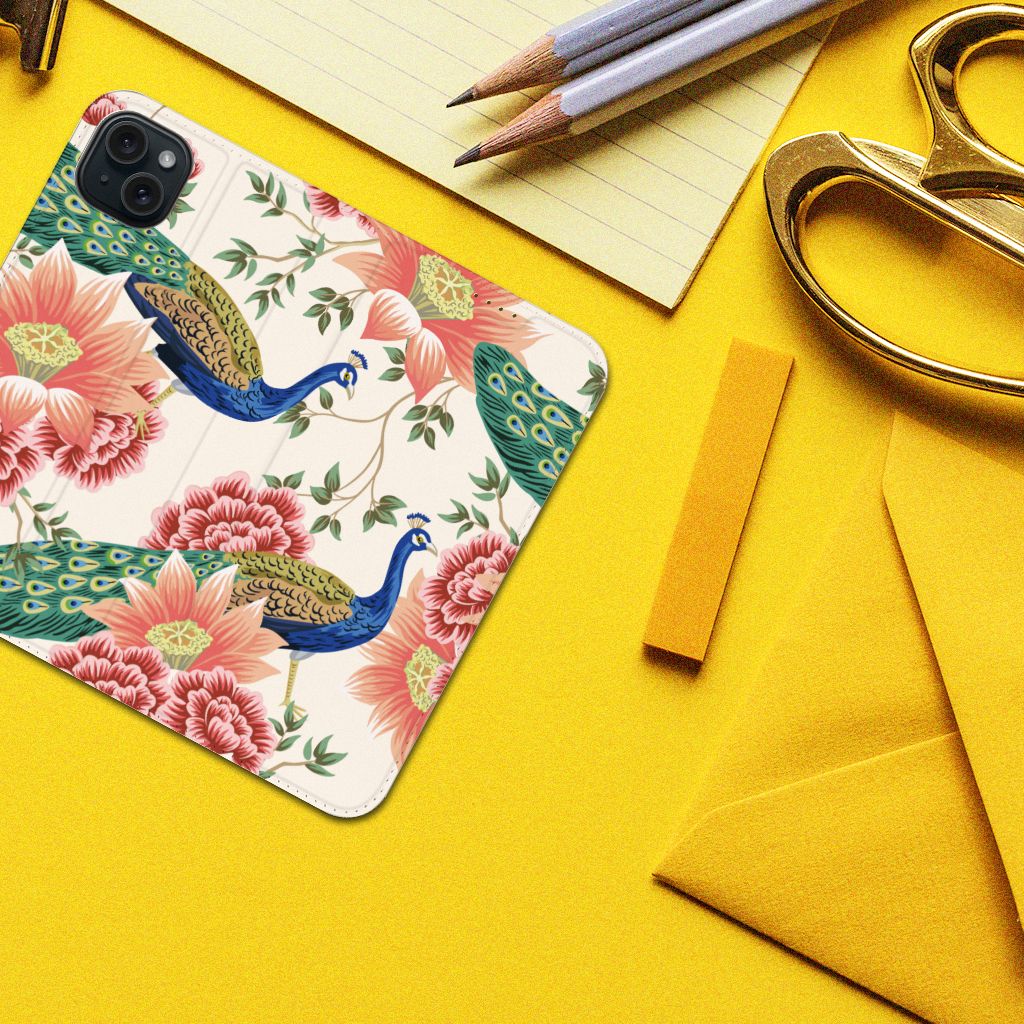 Hoesje maken voor iPhone 15 Plus Pink Peacock met kleurrijke pauwen en bloemen, perfecte accessoire voor je telefoon.