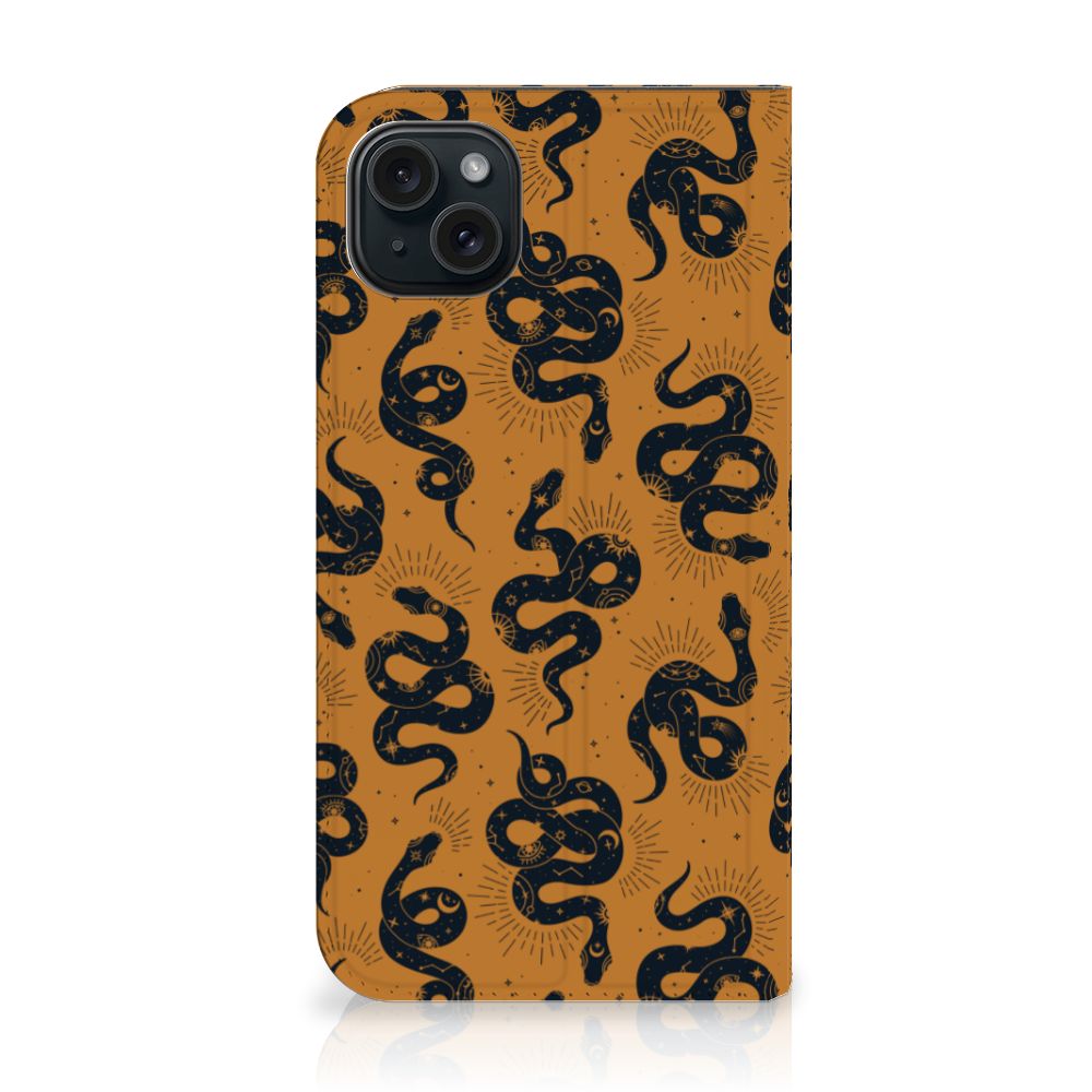 Hoesje maken voor iPhone 15 Plus Snakes met uniek slangenontwerp op een oranje achtergrond.