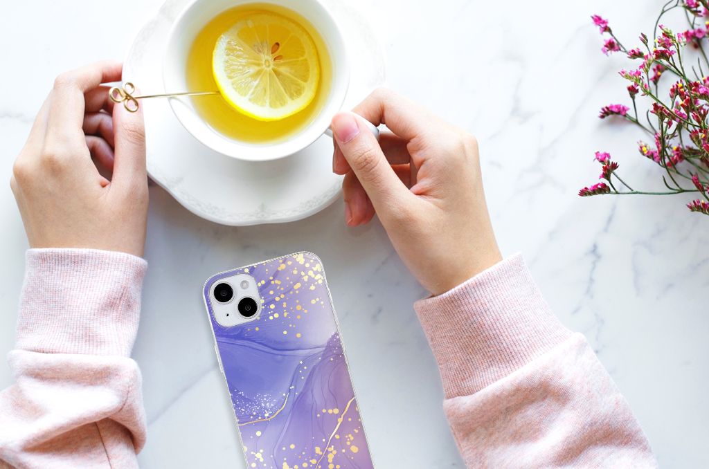 Hoesje maken voor iPhone 15 Plus Watercolor Paars met een warme drank en bloemen op een tafel.