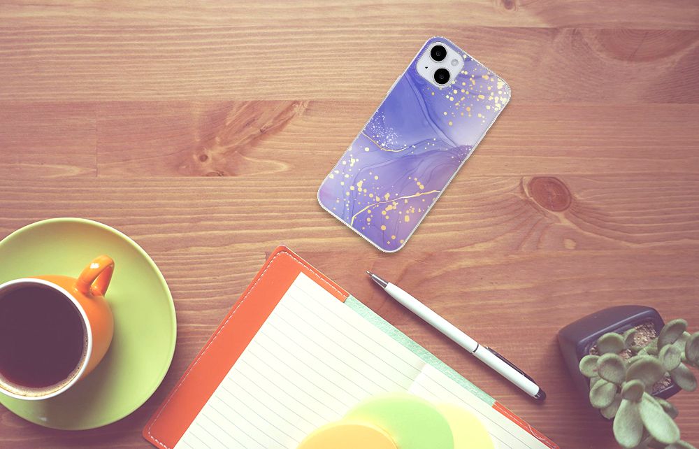 Hoesje maken voor iPhone 15 Plus Watercolor Paars op een houten tafel met koffie en notitieboek.