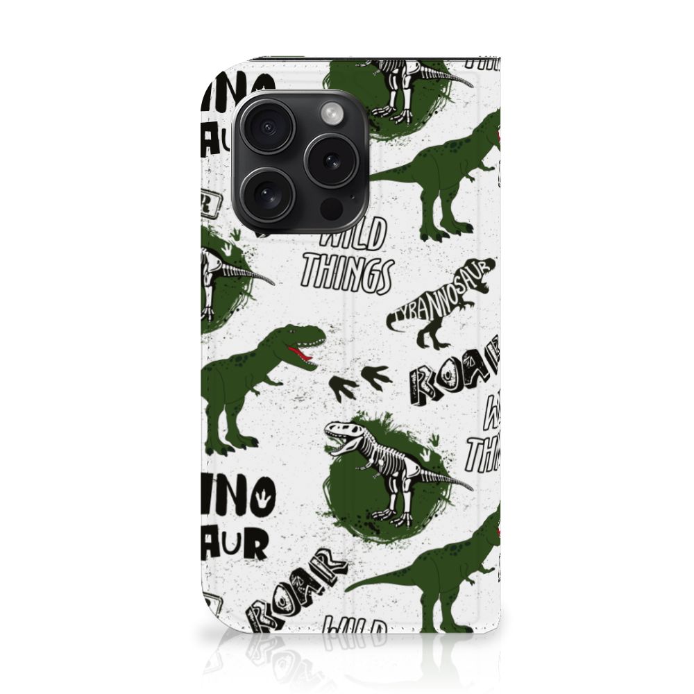 Hoesje maken voor iPhone 15 Pro Dinosaurus met dino's en skeletten op een speelse achtergrond.