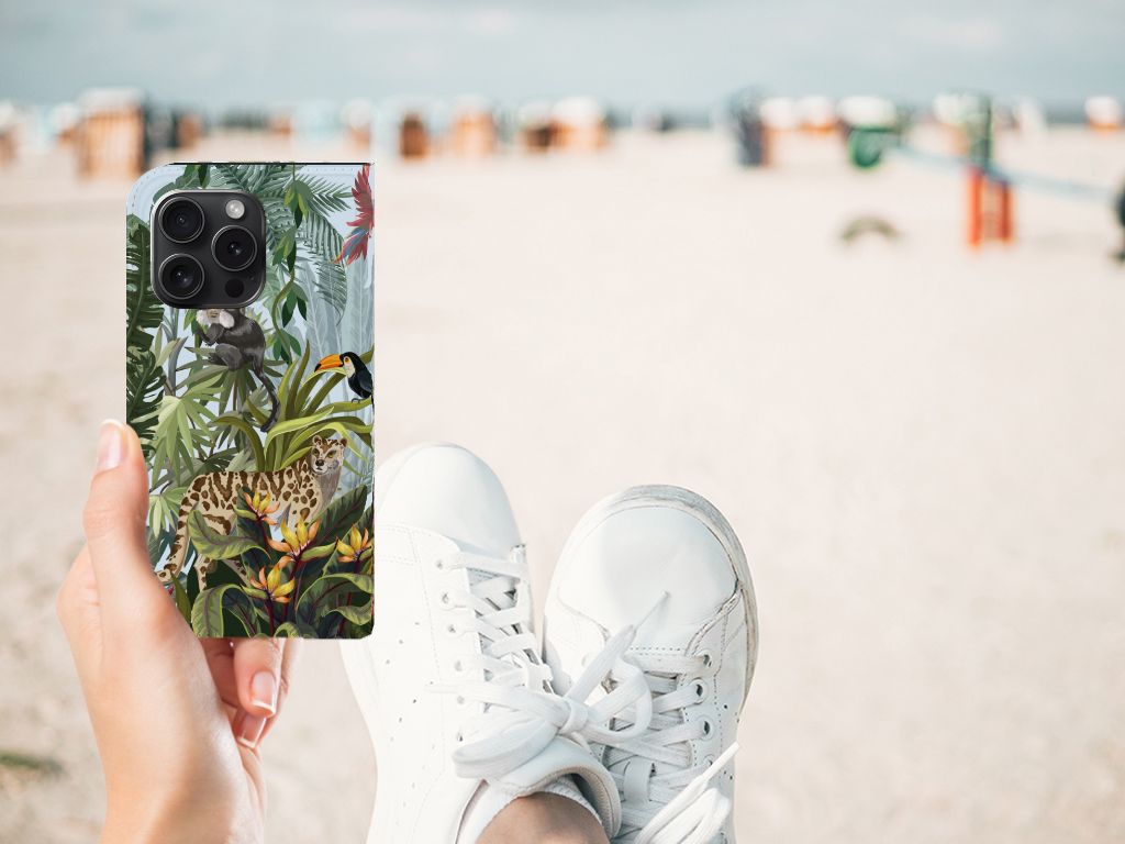 Hoesje maken voor iPhone 15 Pro Jungle met tropisch design en dieren op een strand.