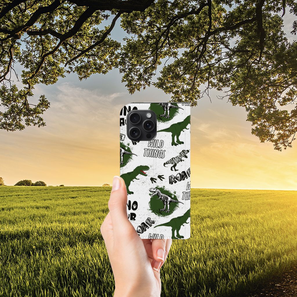 Hoesje maken voor iPhone 15 Pro Max Dinosaurus met dino's en tekst in een groen en wit design 🌿