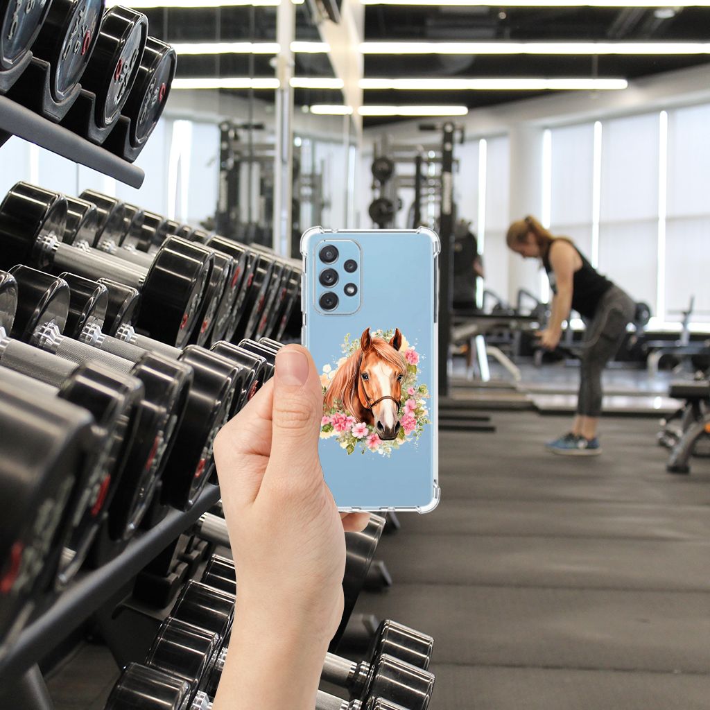 Hoesje maken voor iPhone 15 Pro Max Paard met een prachtig paardenmotief in een sportschoolomgeving.