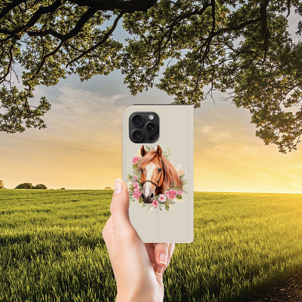 Hoesje maken voor iPhone 15 Pro Max Paard met een prachtig paard en bloemen in een zonsondergang veld.