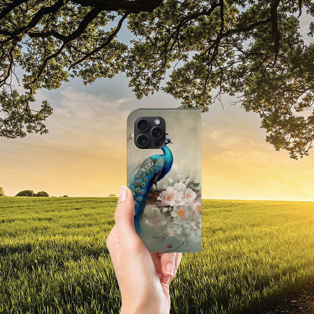 Hoesje maken voor iPhone 15 Pro Max Vintage Pauwen met prachtige pauw en bloemen in een natuurlijke setting.