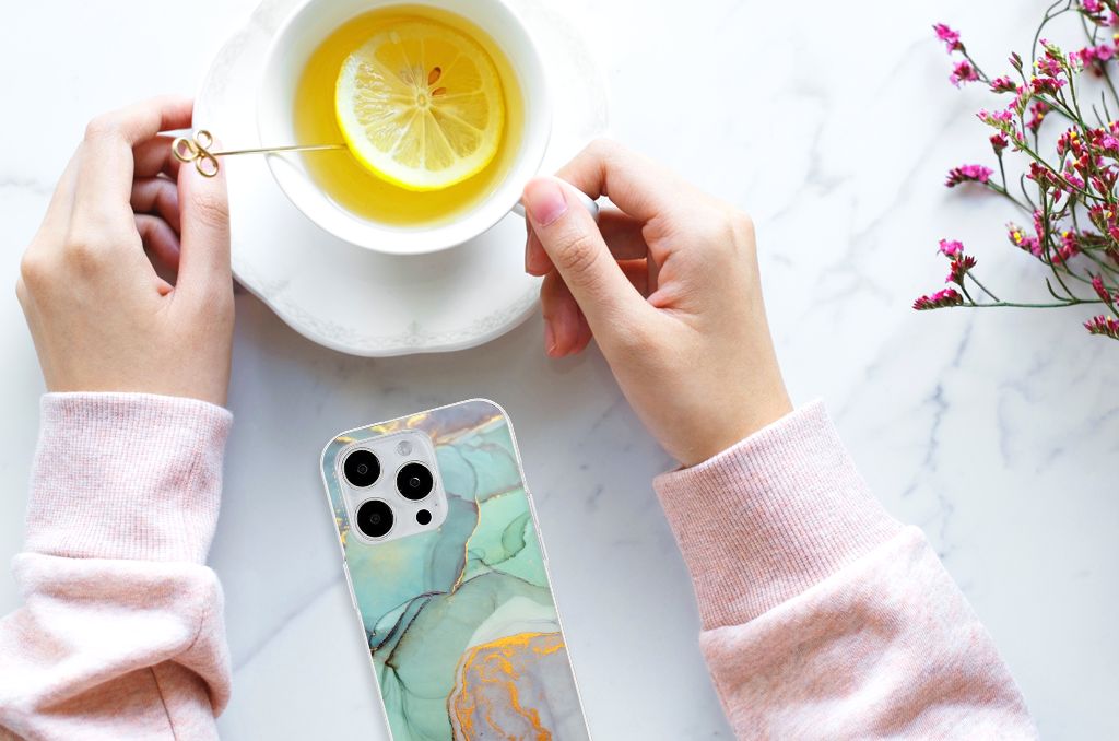 Hoesje maken voor iPhone 15 Pro Max Watercolor Mix met kleurrijk design en hand die een kopje thee vasthoudt.
