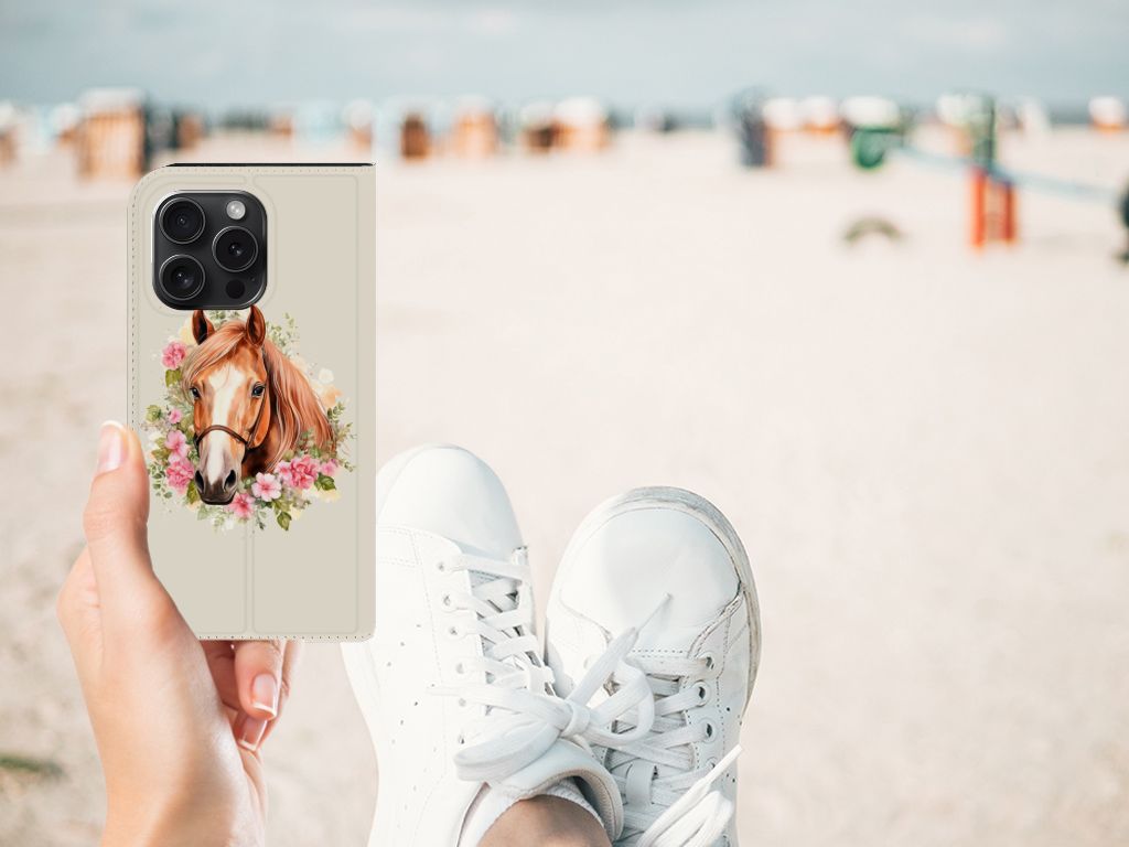 Hoesje maken voor iPhone 15 Pro Paard met paard en bloemenprint op het strand.