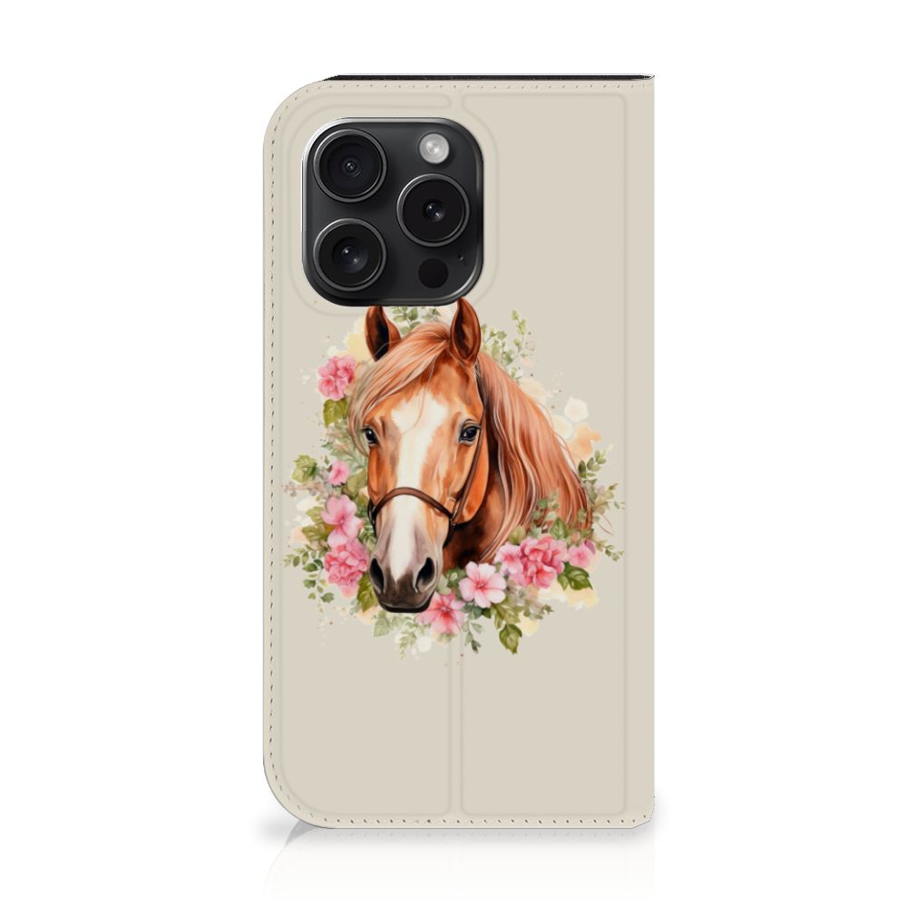 Hoesje maken voor iPhone 15 Pro Paard met een prachtige paardenafbeelding en bloemen.