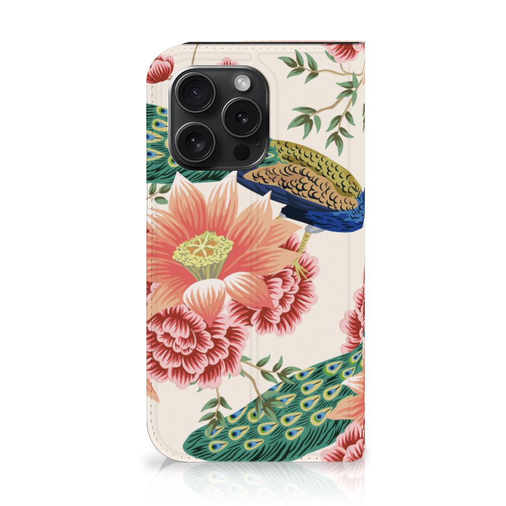 Hoesje maken voor iPhone 15 Pro Pink Peacock met kleurrijke pauwen en bloemenprint.