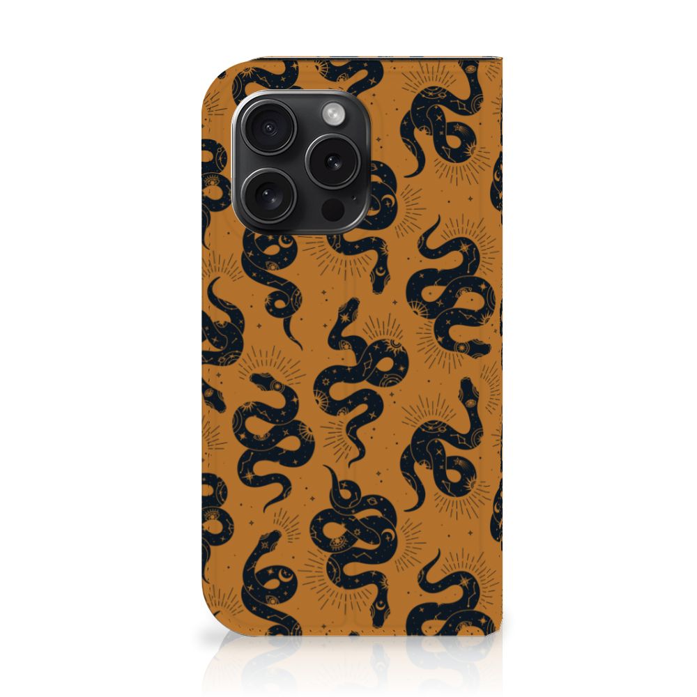 Hoesje maken voor iPhone 15 Pro Snakes met een uniek slangenpatroon op een bruine achtergrond.