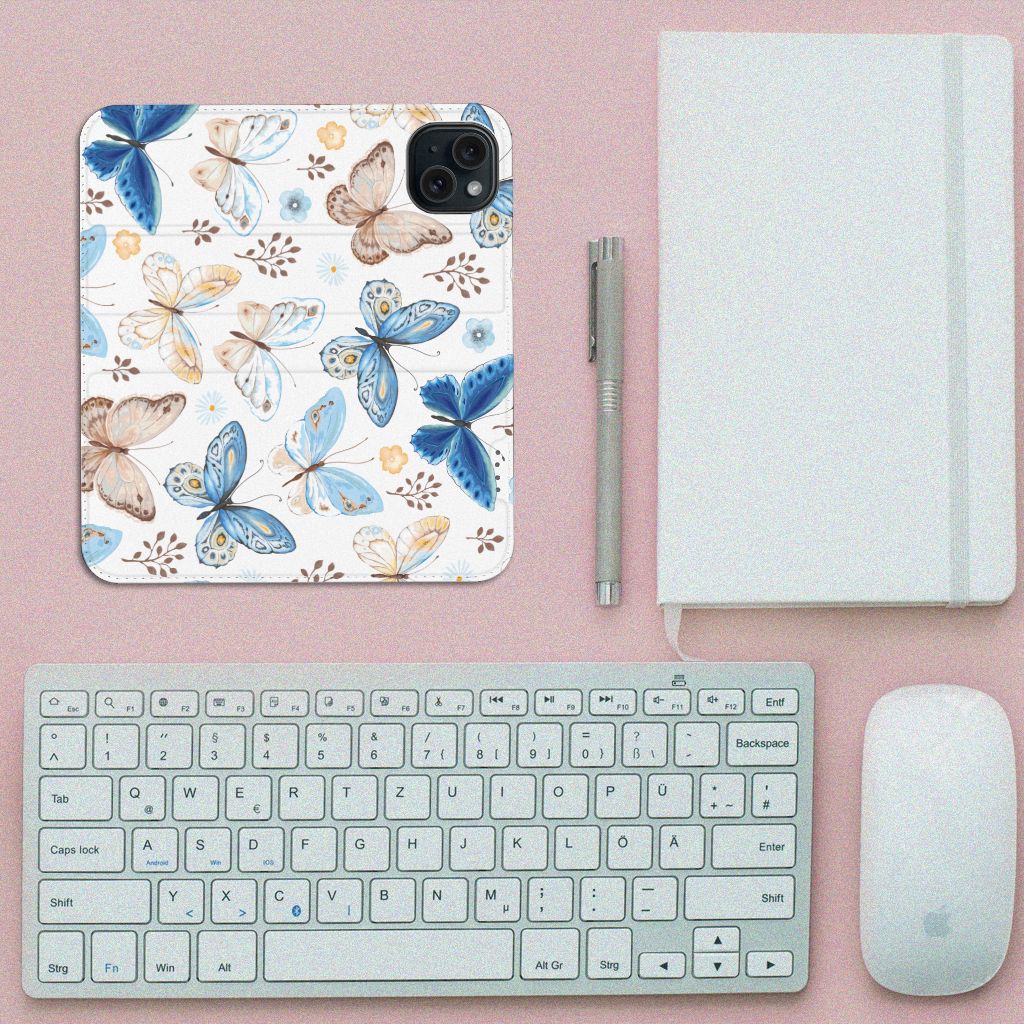 Hoesje maken voor iPhone 15 Vlinder met kleurrijke vlinders op een werkplek.