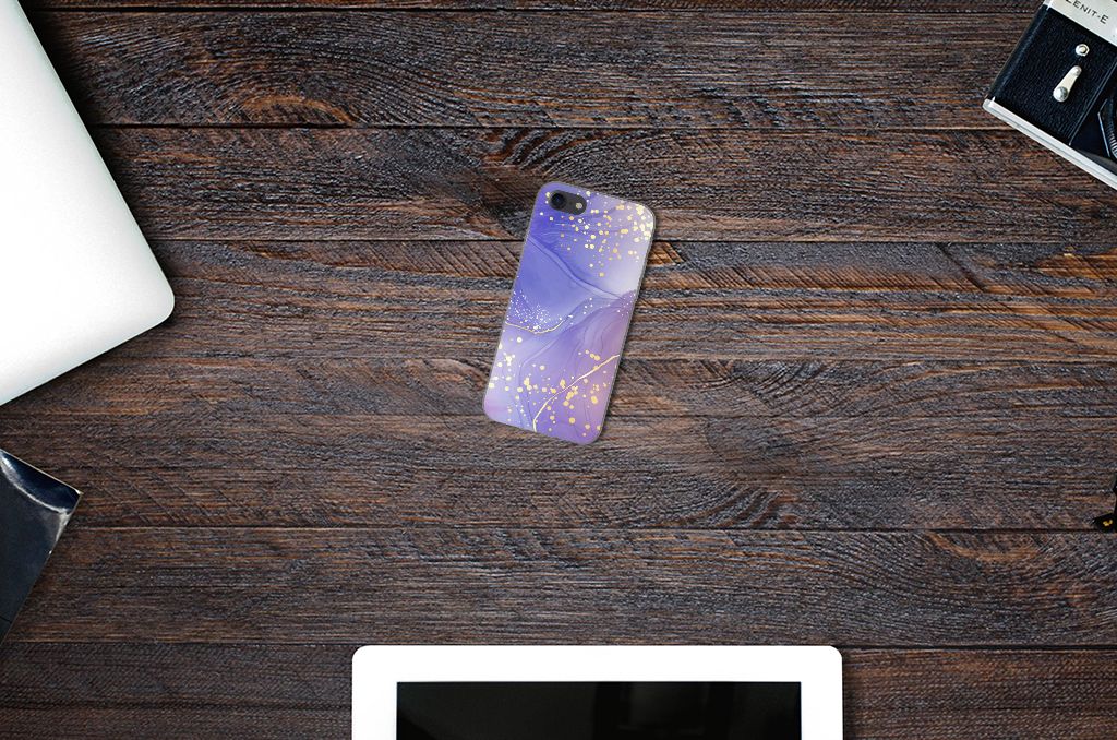 Hoesje maken voor iPhone SE 2022 | SE 2020 | 8 | 7 Watercolor Paars op een houten tafel met moderne accessoires.