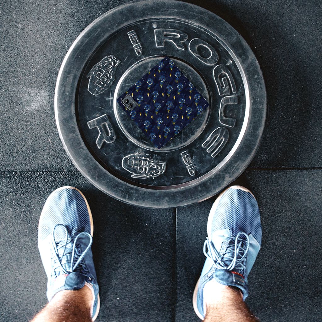 gewichtplaat met voet in sportschoenen fitness gym