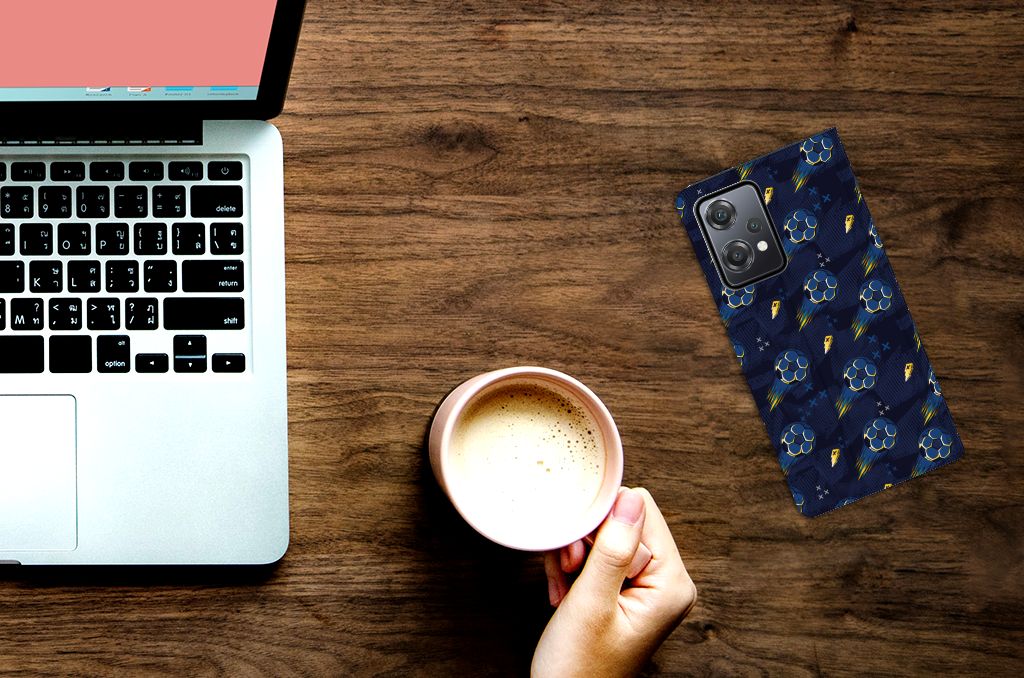 Hoesje met Magneet voor OnePlus Nord CE 2 Lite 5G Voetbal op een bureau met laptop en kop koffie.