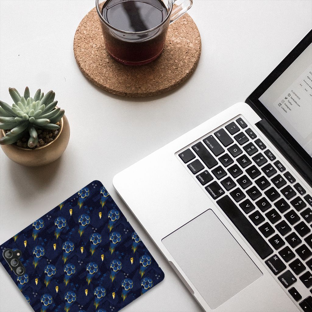 Hoesje met Magneet voor Samsung Galaxy A14 5G Voetbal op bureau met laptop en planten