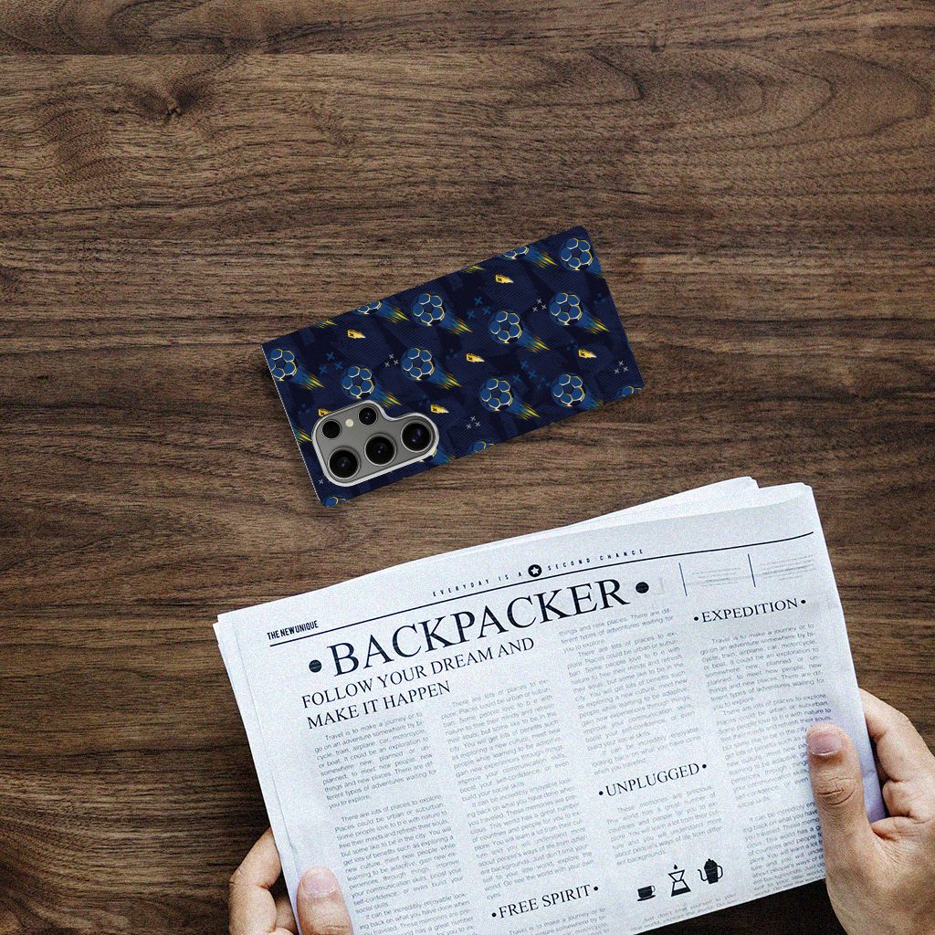 Hoesje met Magneet voor Samsung Galaxy S24 Ultra Voetbal op houten tafel met krant. Perfect cadeau voor voetbalfans!