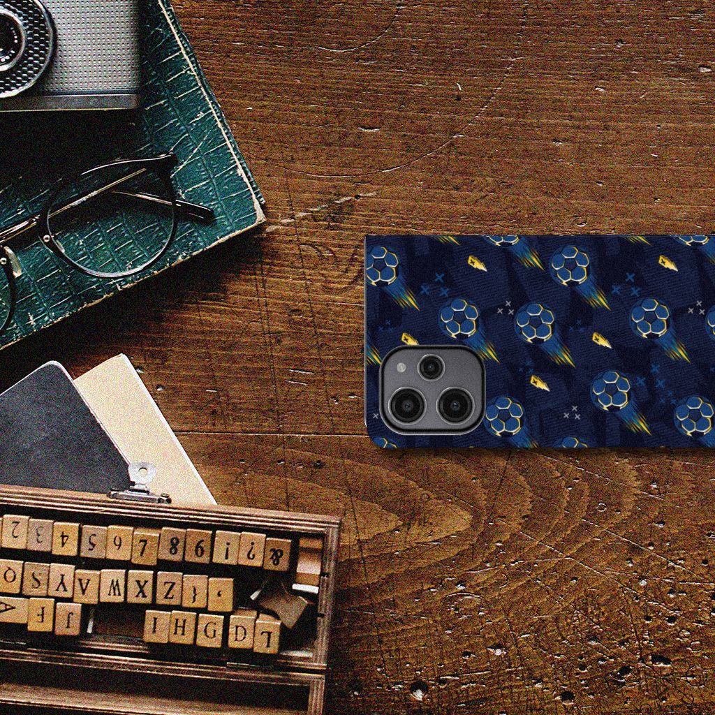 Hoesje met Magneet voor Xiaomi Redmi 12 4G Voetbal op houten tafel met camera, boeken en brillen.