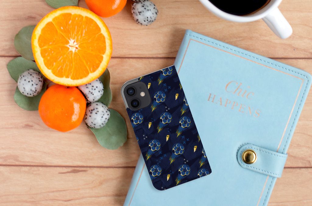 Hoesje met Magneet voor iPhone 12 Mini Voetbal op een bureau met fruit en een notitieboekje.