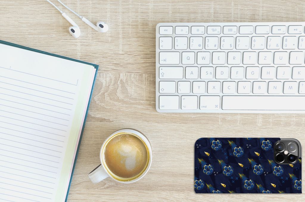 Hoesje met Magneet voor iPhone 12 Pro Max Voetbal op een bureau met een kopje koffie en een toetsenbord.