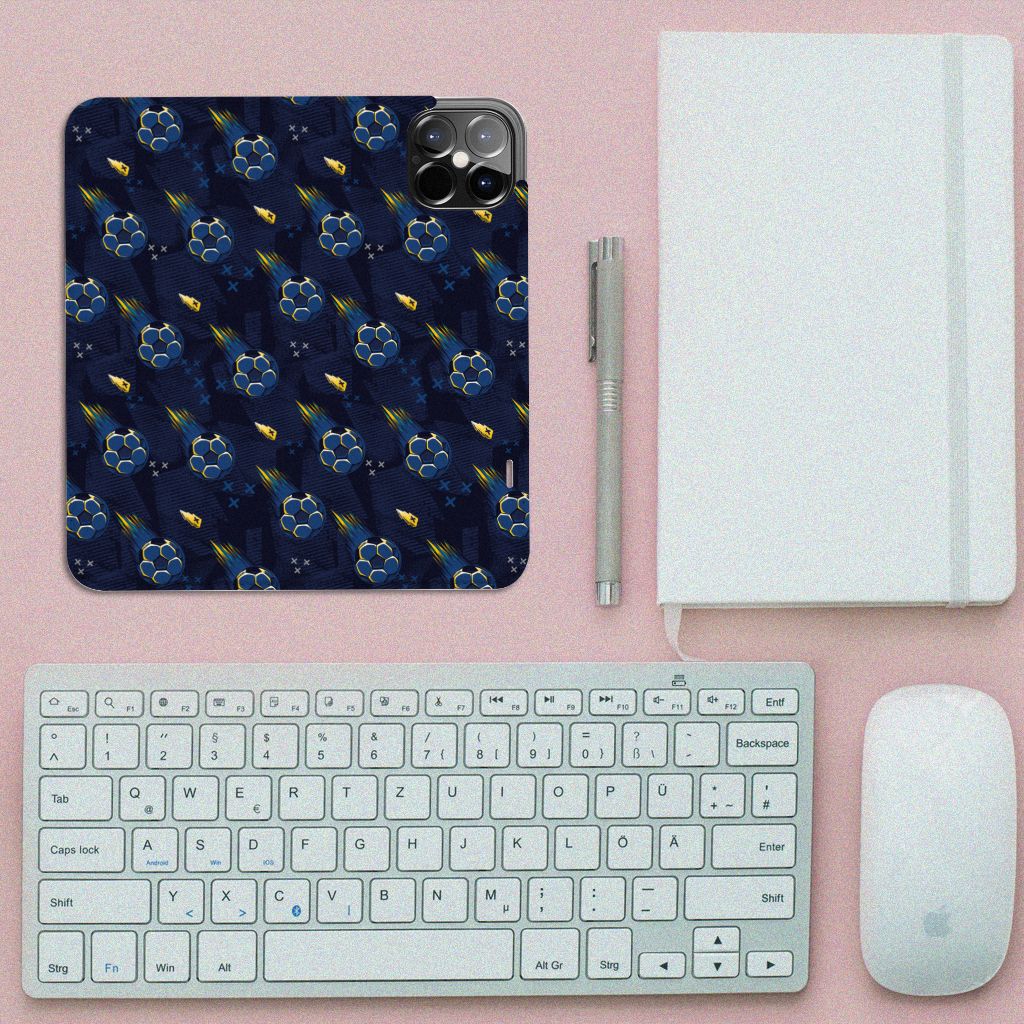 Hoesje met Magneet voor iPhone 12 Pro Max Voetbal met vrolijk patroon van voetballen ⚽️ op bureau met toetsenbord