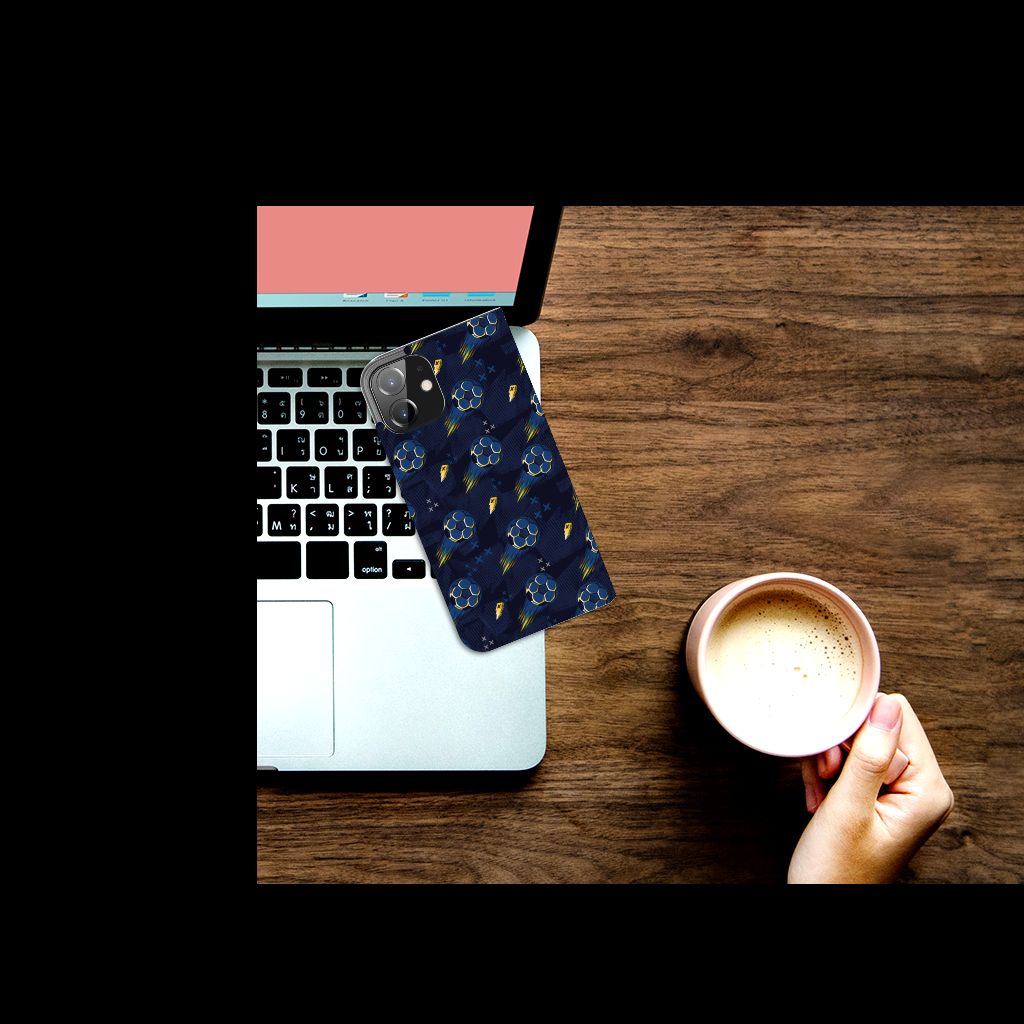 Hoesje met Magneet voor iPhone 12 | iPhone 12 Pro Voetbal op een bureau met laptop en koffie🍵.