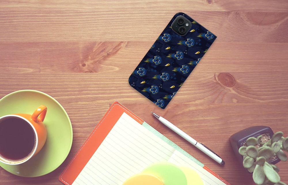 Hoesje met Magneet voor iPhone 15 Plus Voetbal op een houten bureau met een kopje koffie en notitieboek.