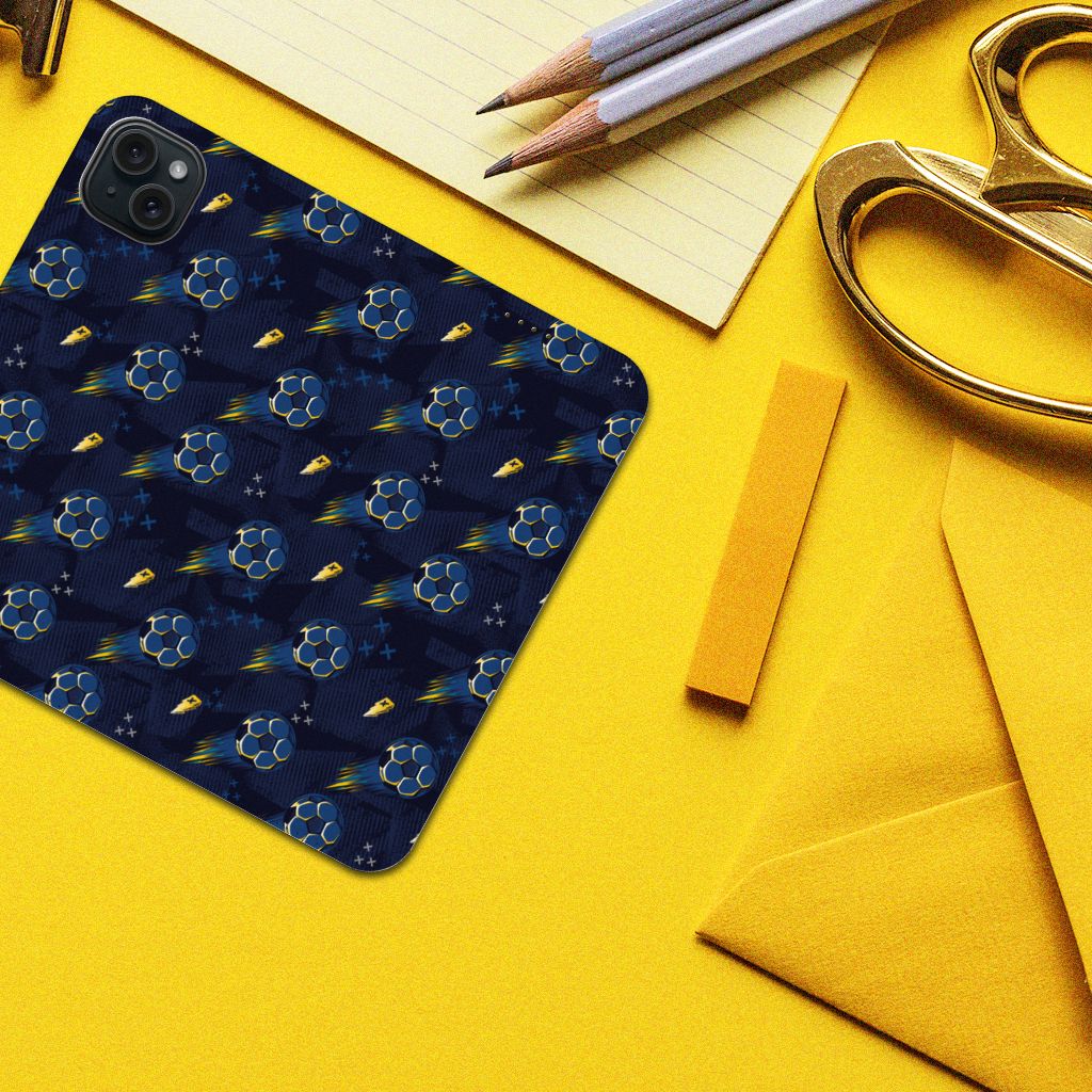 Hoesje met Magneet voor iPhone 15 Plus Voetbal met een dynamisch ontwerp van schoppende voeten ⚽️.