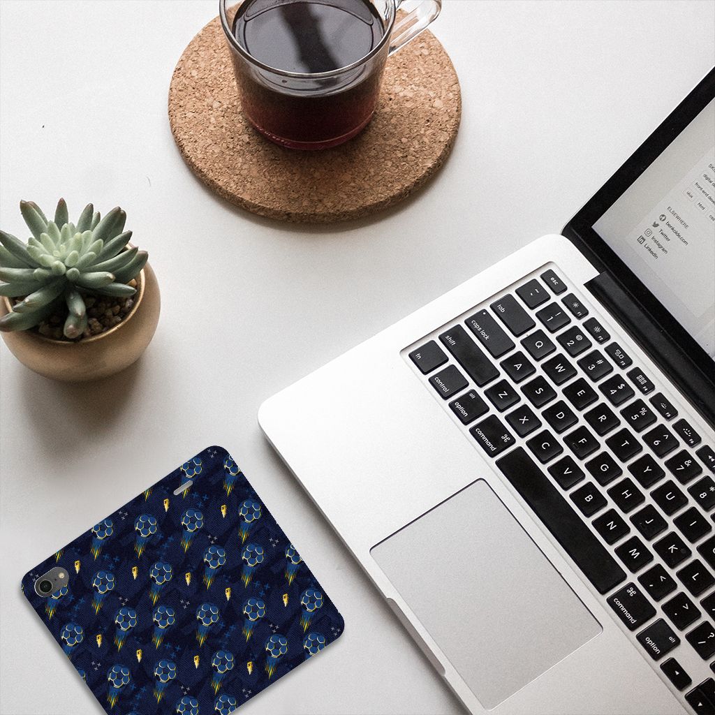 Hoesje met Magneet voor iPhone 7 | 8 | SE (2020) | SE (2022) Voetbal op bureau met laptop en plant.