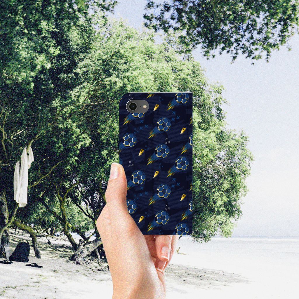 Hoesje met Magneet voor iPhone 7 | 8 | SE (2020) | SE (2022) Voetbal, met opvallend design.
