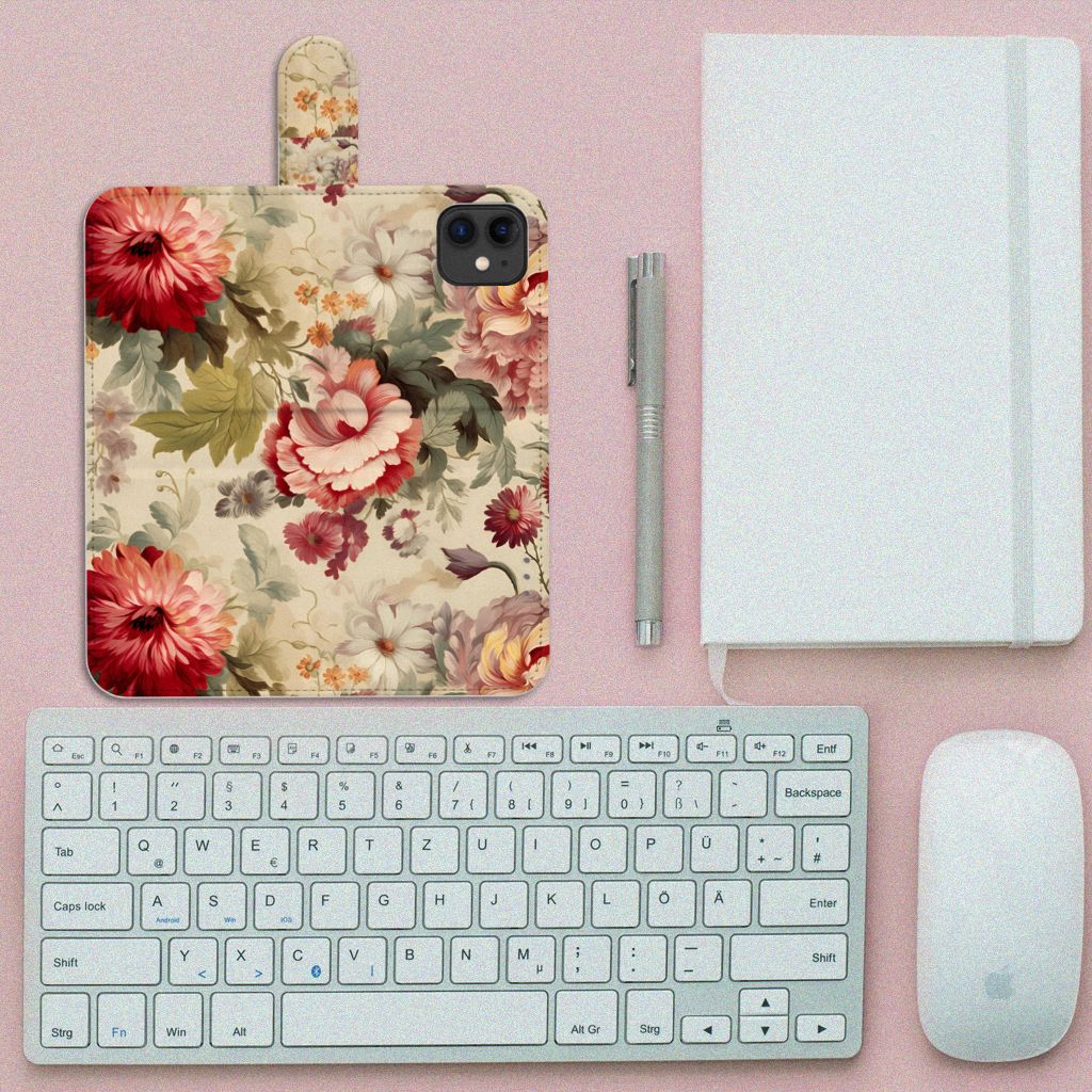 Hoesje voor Apple iPhone 11 Bloemen met kleurrijke bloemenprint op bureau naast toetsenbord en notitieboekje.