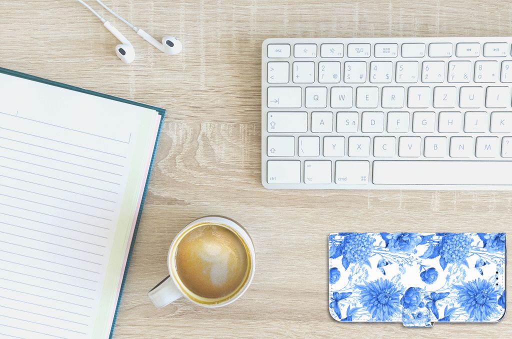 Hoesje voor Apple iPhone 11 Pro Max Flowers Blue op bureau met koffie en toetsenbord.