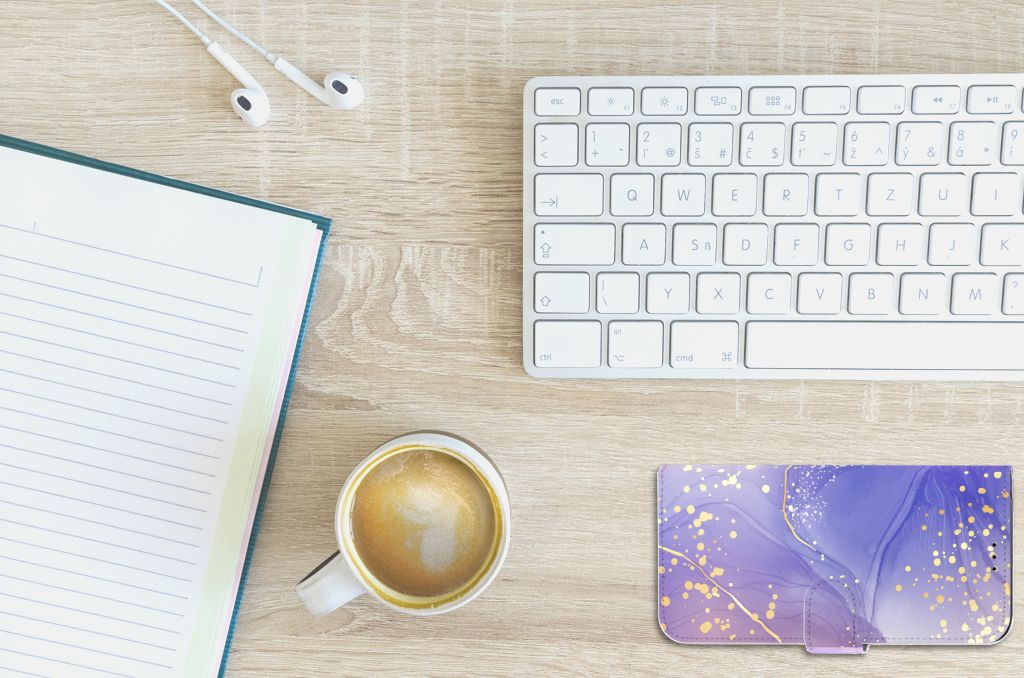 Hoesje voor Apple iPhone 11 Pro Max Watercolor Paars met koffie en notitieboekje op bureau.
