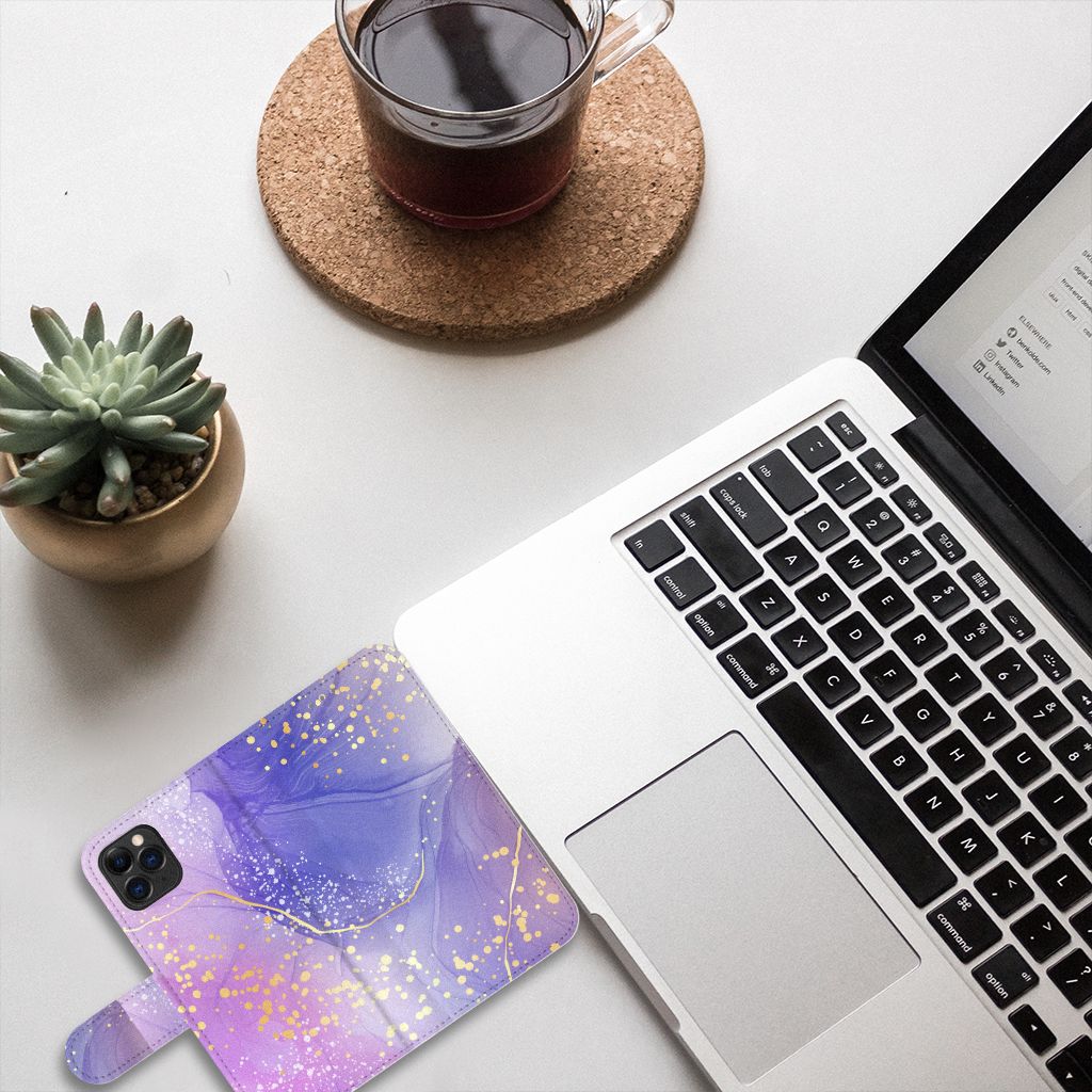 Hoesje voor Apple iPhone 11 Pro Watercolor Paars op bureau met laptop en plant 🌵