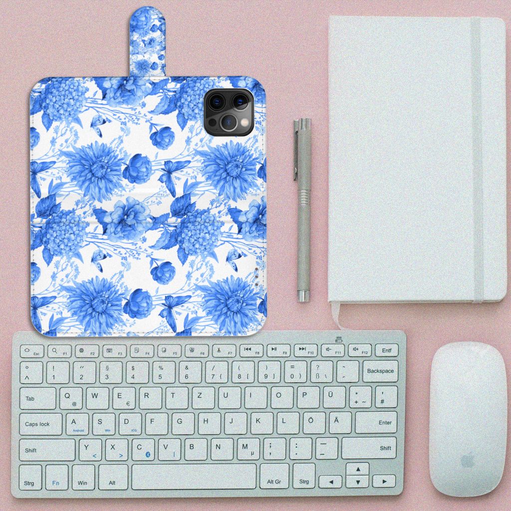 Hoesje voor Apple iPhone 12 Pro Max Flowers Blue met blauw bloemenontwerp op een bureau.