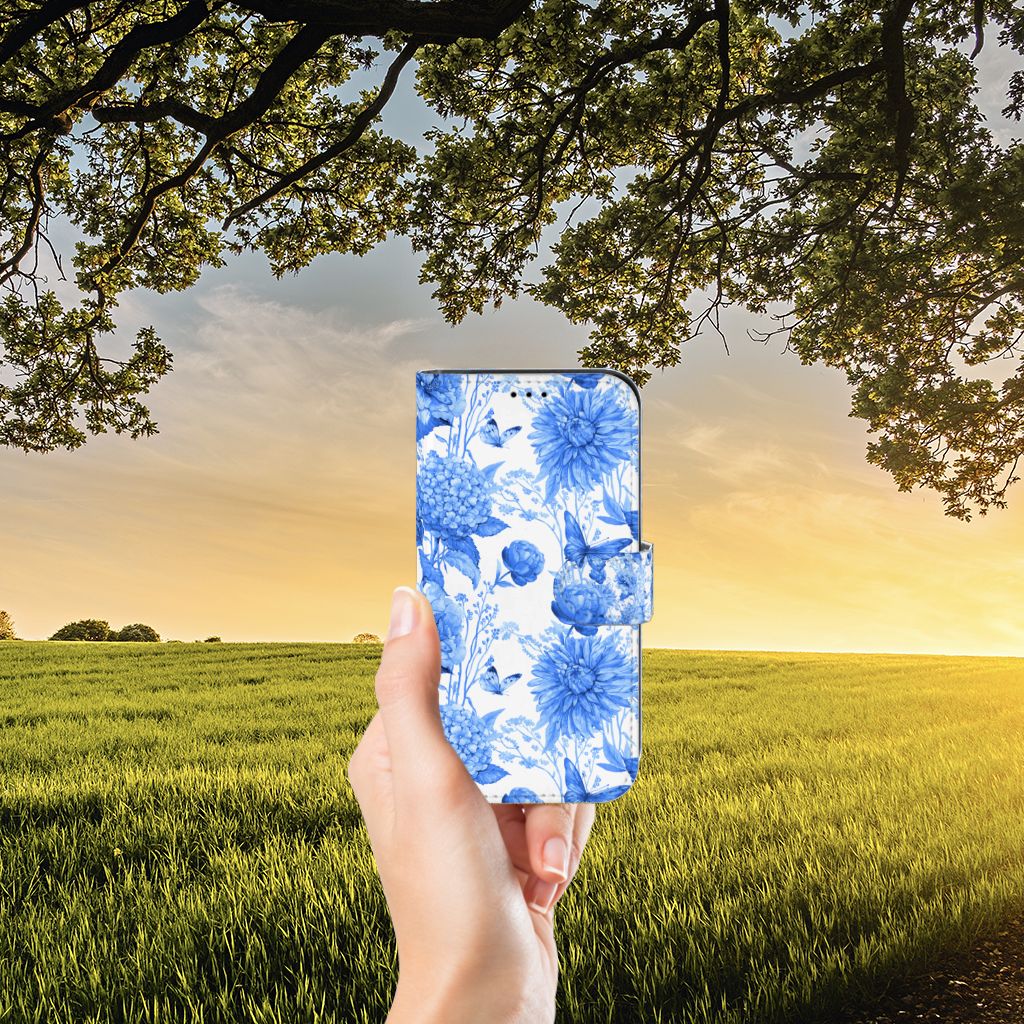 Hoesje voor Apple iPhone 13 Flowers Blue in hand met blauwe bloemenprint tegen zonsondergang 🌅.