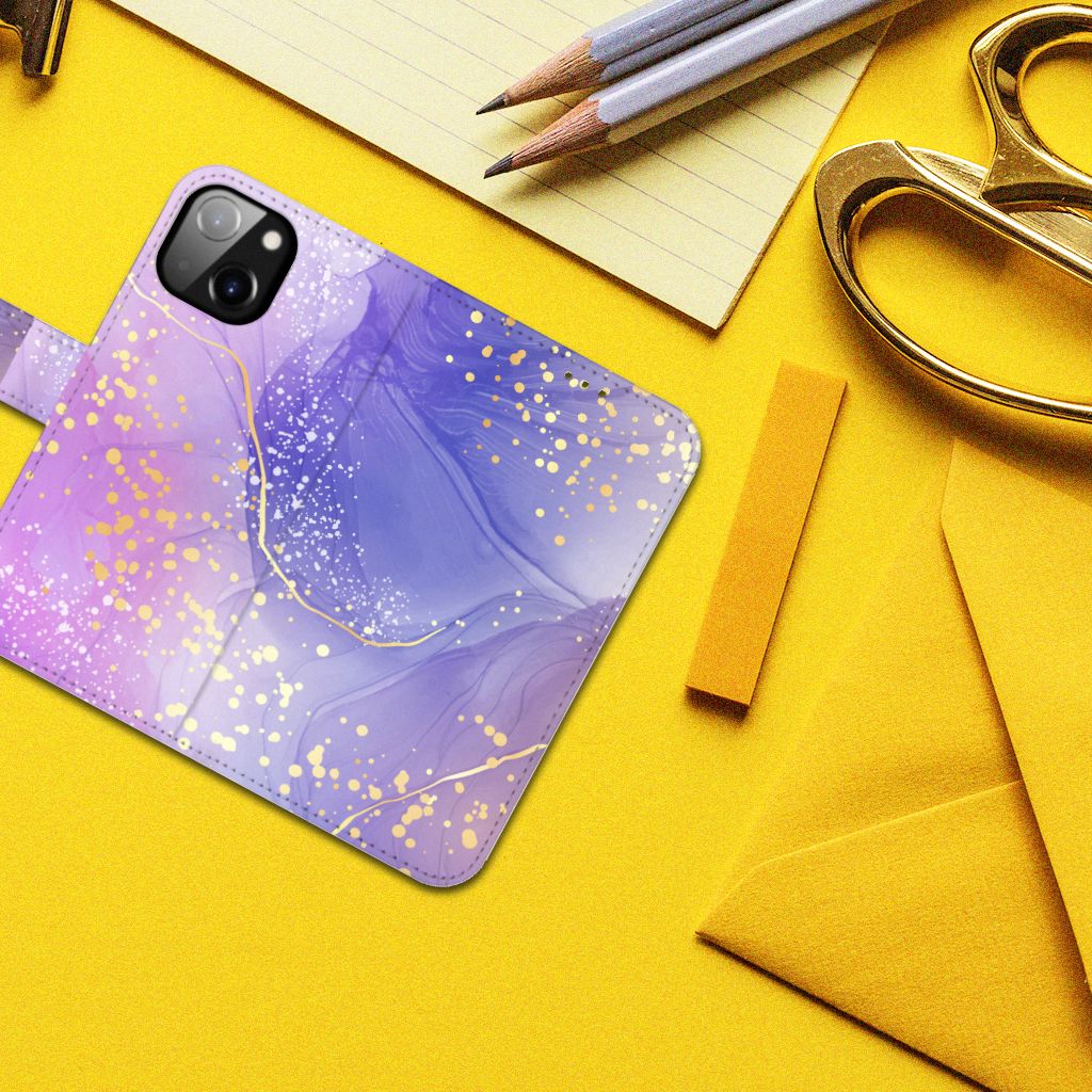 Hoesje voor Apple iPhone 14 Watercolor Paars met een prachtig paars en goud design op een gele achtergrond.