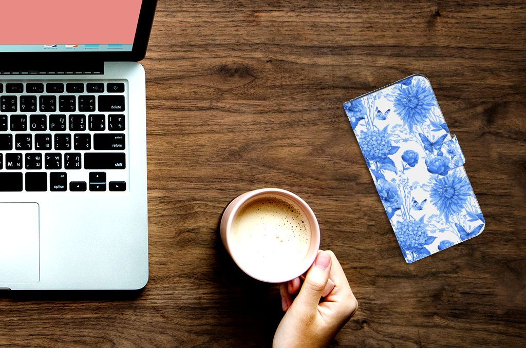 Hoesje voor Google Pixel 7A Flowers Blue op bureau met laptop en koffie, ideaal cadeau voor gebruiksgemak en bescherming ☕