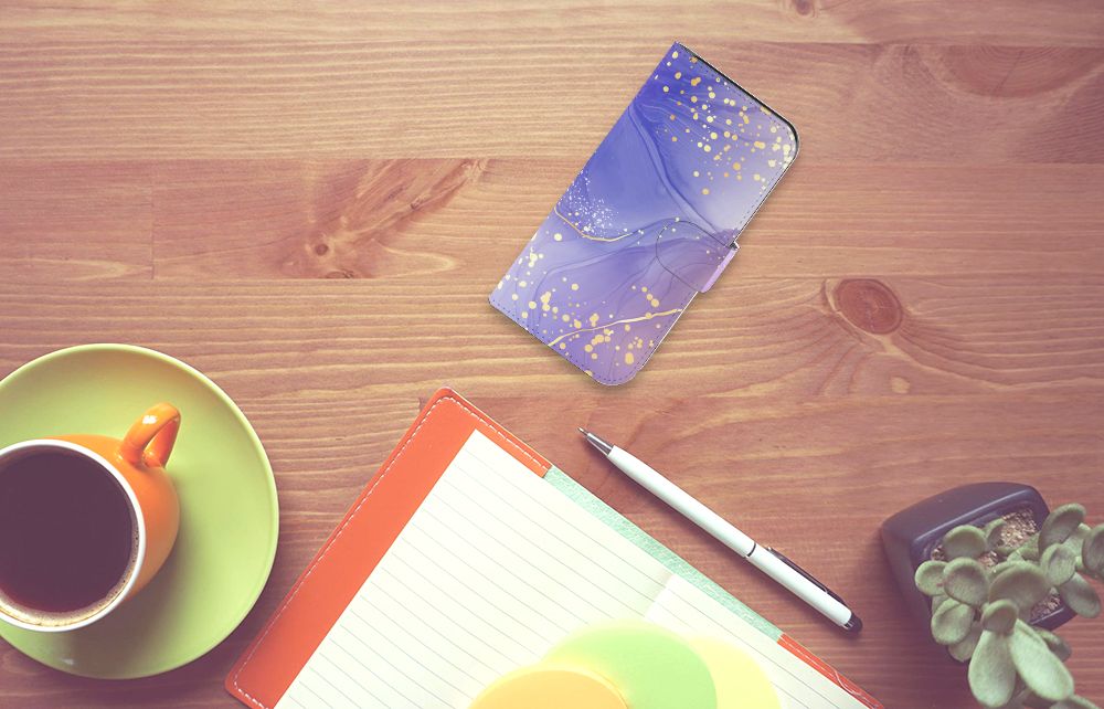 Google Pixel 8 hoesje Watercolor Paars bovenaanzicht met bureau accessoires